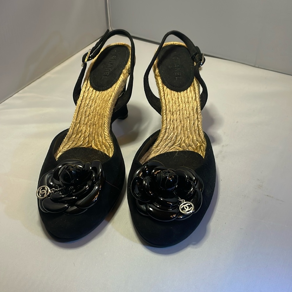 Chanel, summer suede, flower charm,pump. Buckle heel excellent condition.